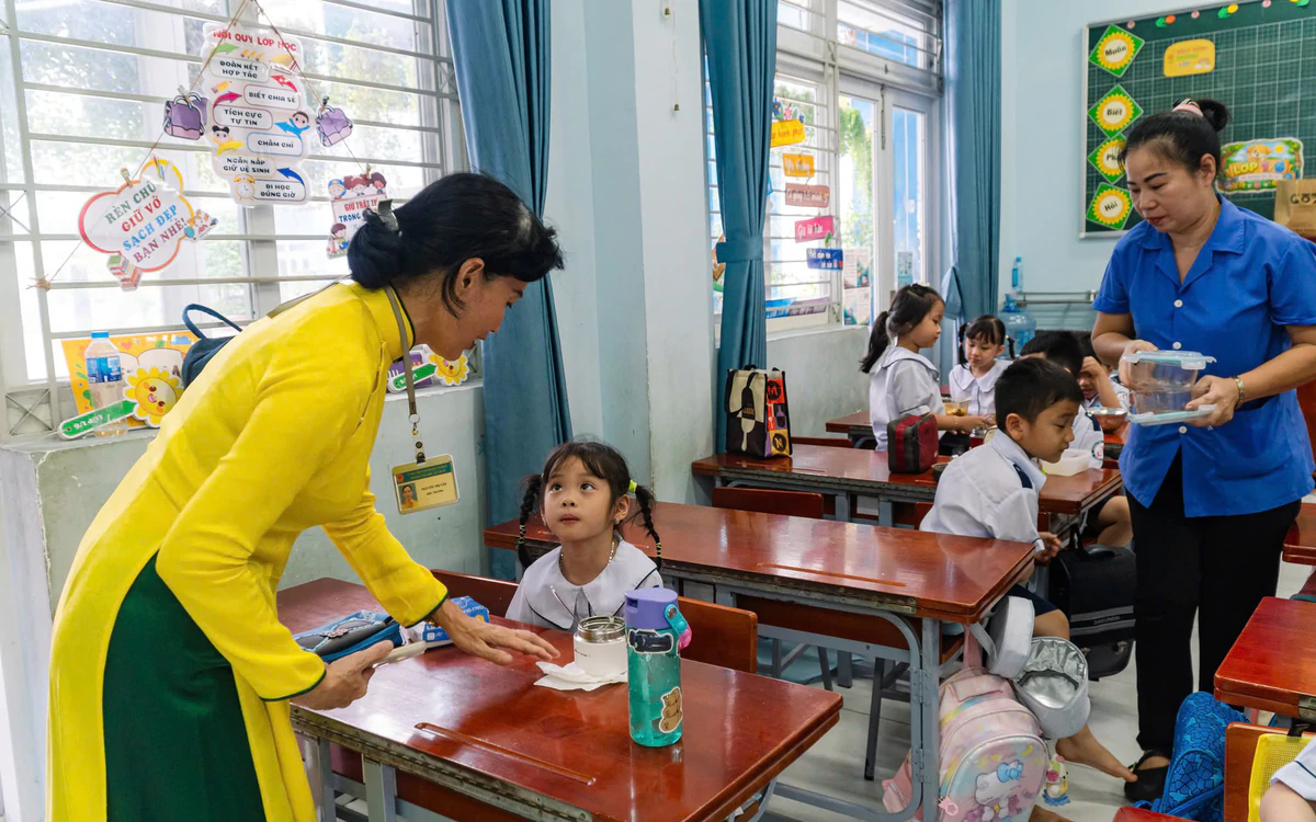Nhiều trường dừng bán trú, phụ huynh vất vả đưa đón con ngày 4 lượt