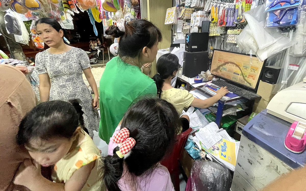 Phụ huynh Đà Nẵng vẫn tìm sách giáo khoa trong đêm, nhiều người phải dùng bản photo, sách cũ