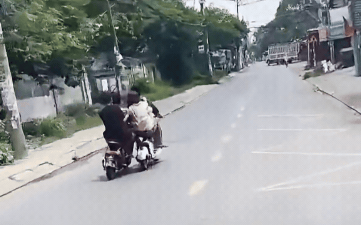 Công an xã Xuân Thới Sơn làm việc với 4 thiếu niên chạy xe đạp điện lạng lách, đánh võng