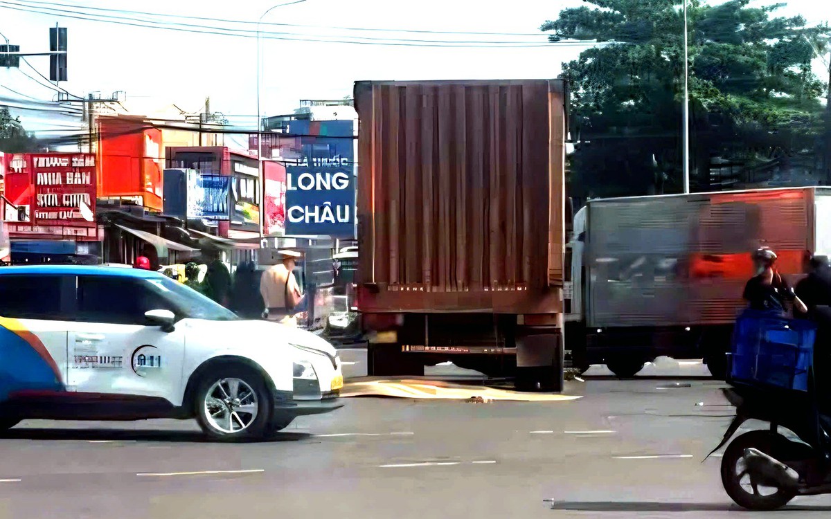 Xe tải cuốn 4 người đi xe máy vào gầm, 3 người chết