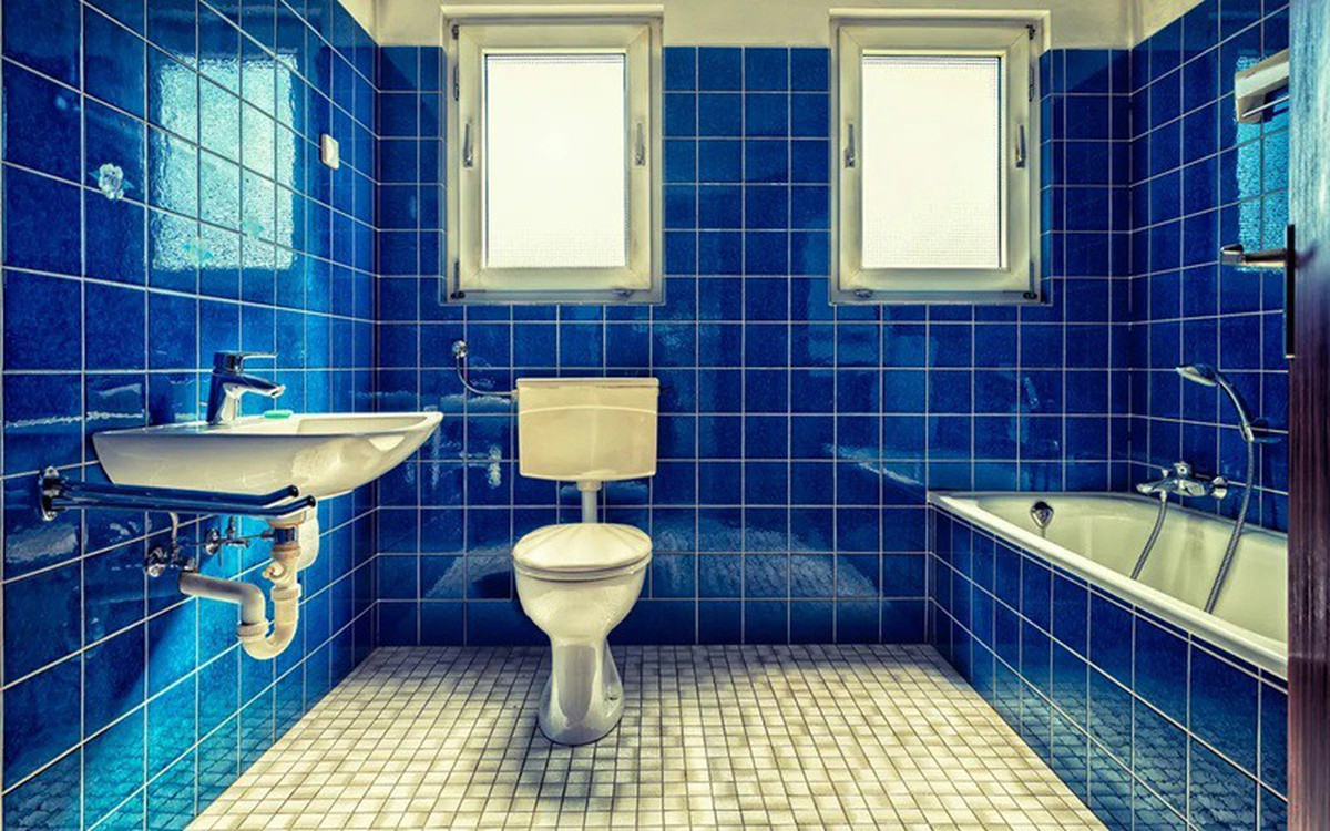 Đậy nắp bồn cầu trước khi xả nước có cần thiết?