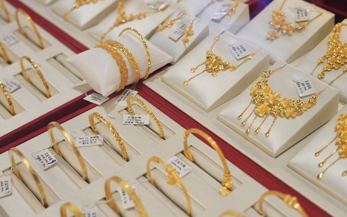 Giá dầu tăng áp sát 100 USD/thùng; vàng lùi nhẹ, bạc tăng