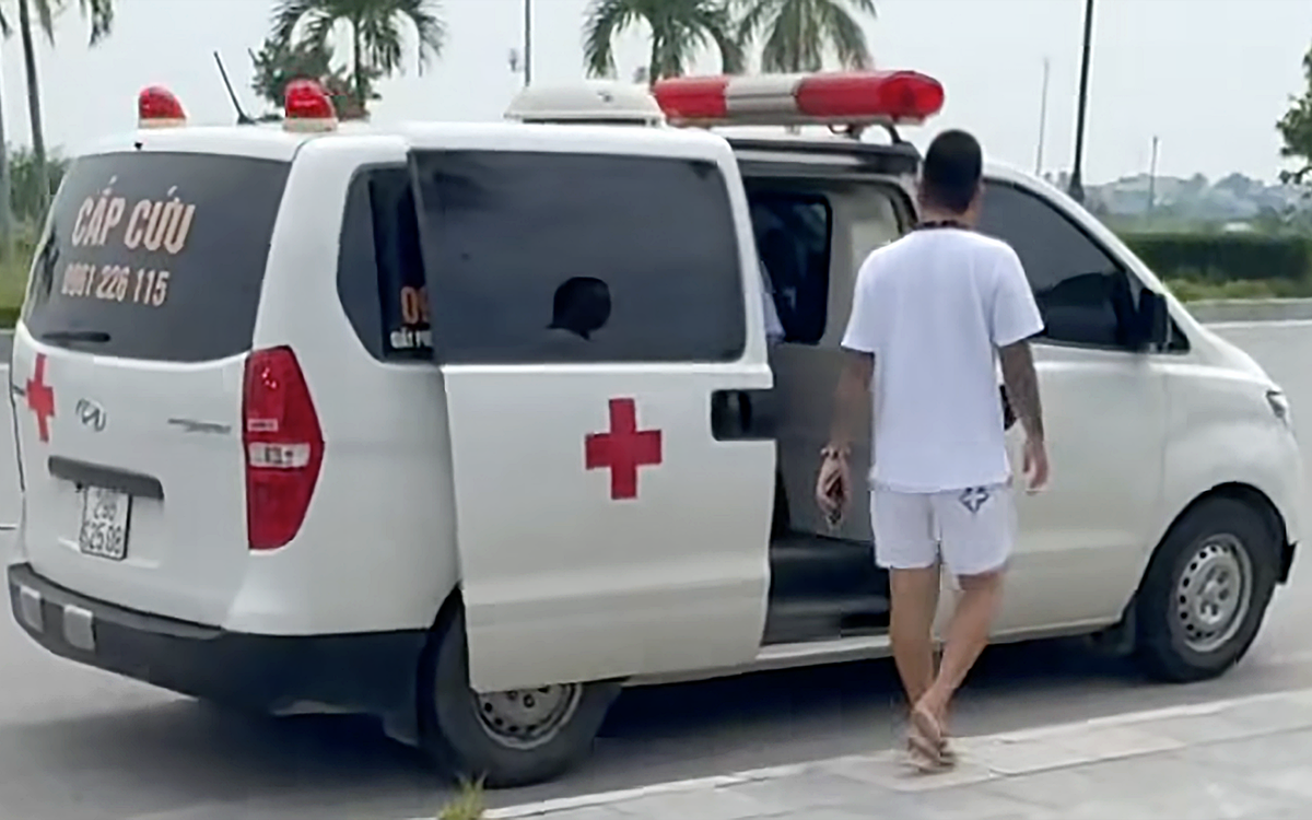 Nhân viên xe cấp cứu tư nhân tự vào bệnh viện tư vấn: Bệnh viện có phải chịu trách nhiệm?