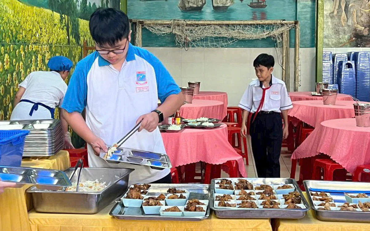Bữa ăn bán trú: Phải có đơn vị giám sát nhà thầu