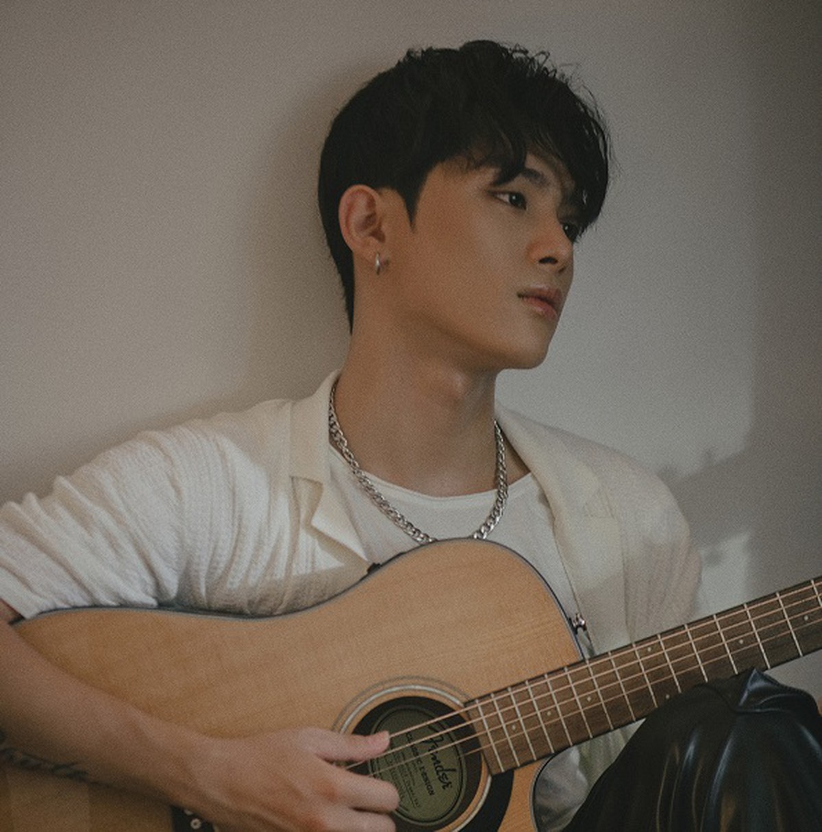 GREY D khoe visual nam tính trong MV mới, tlinh góp giọng “quá cuốn”