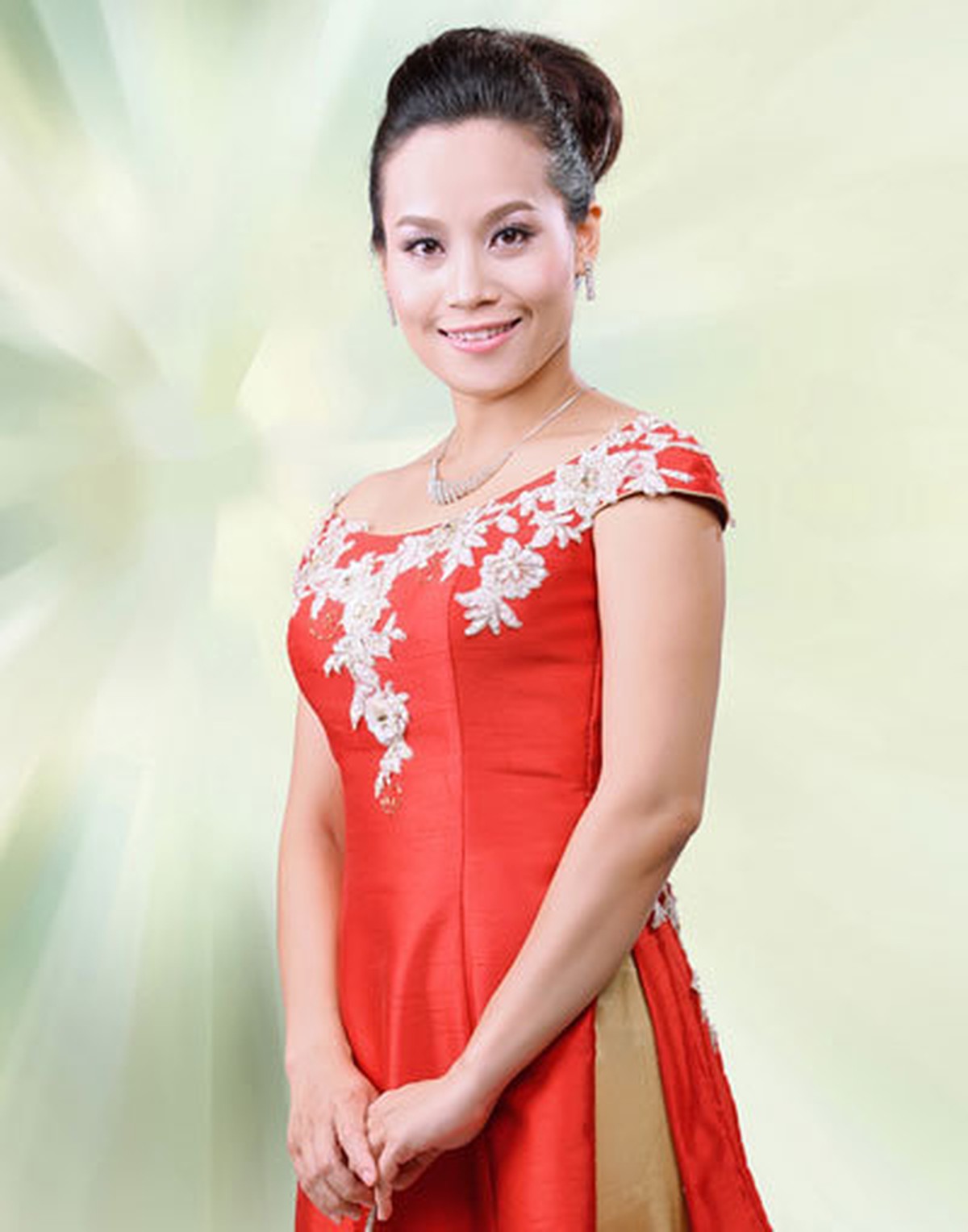 Duyên Huyền biểu diễn cùng dàn nhạc Đông Bắc Đức