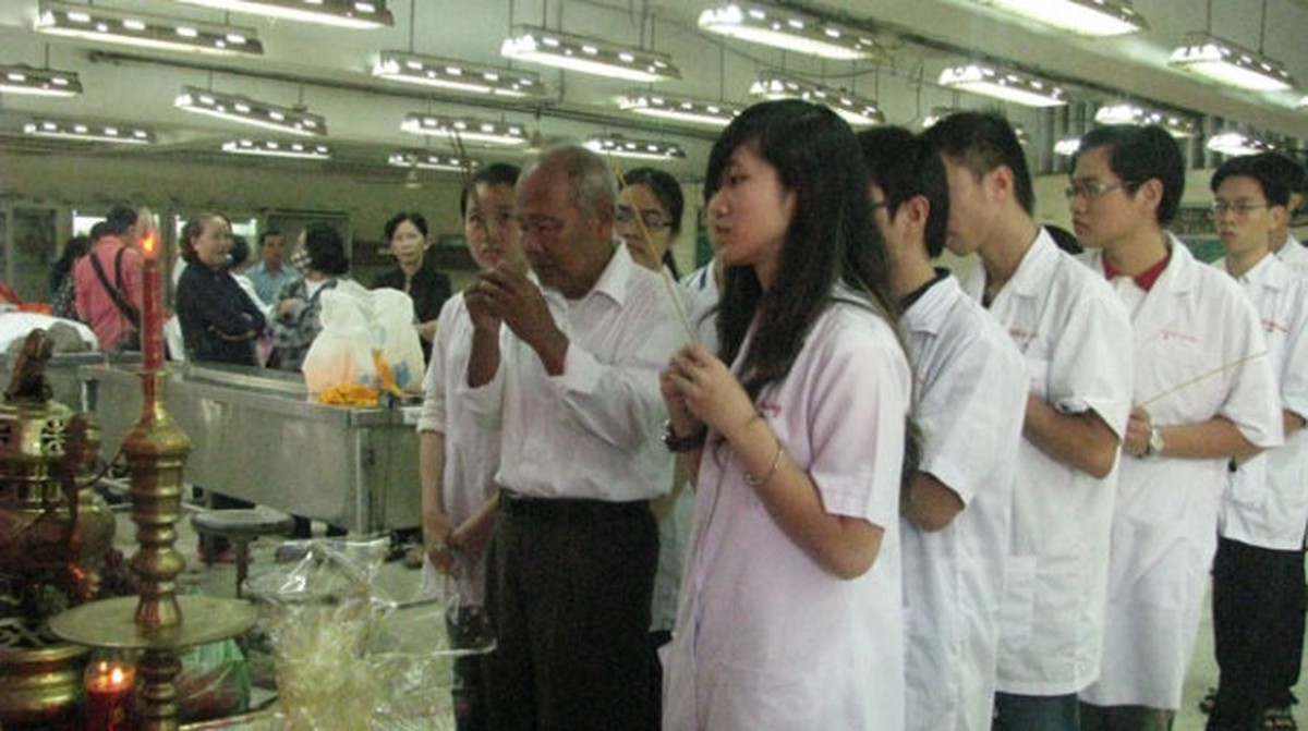 Đám tang muộn "Người thầy lặng im"