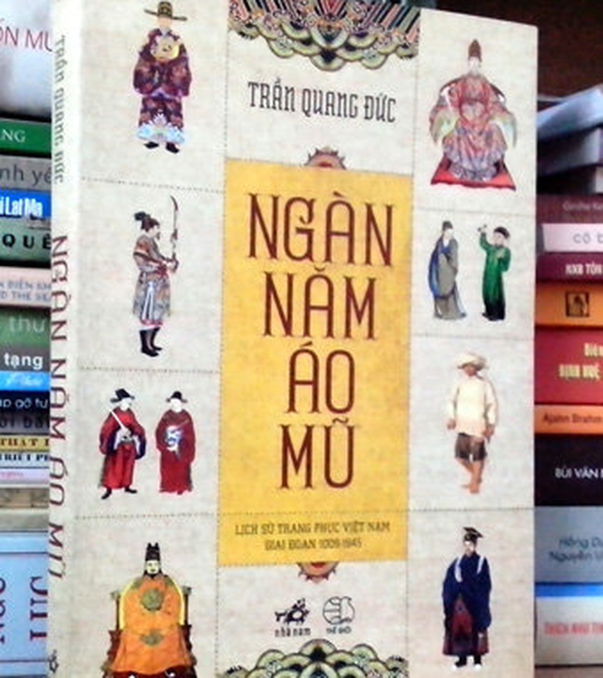 Ngàn năm áo mũ không chỉ là từ điển về trang phục