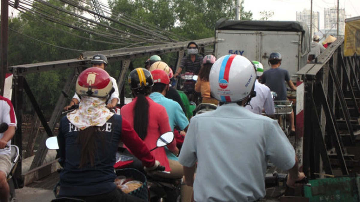 Những cây cầu sắt chờ... sập