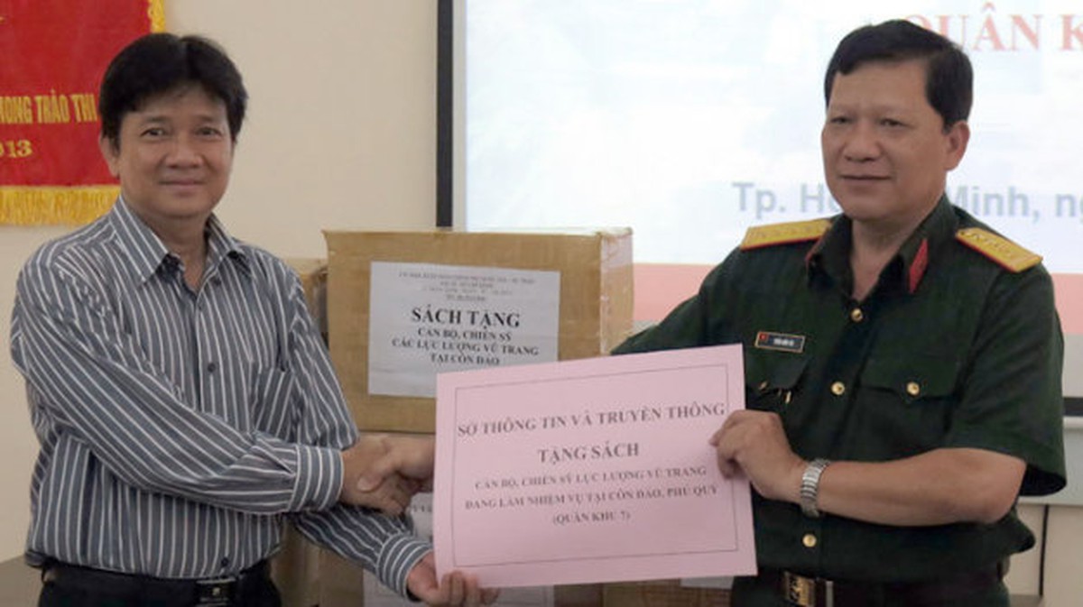 Tặng sách cho hải đảo thuộc Quân khu 7