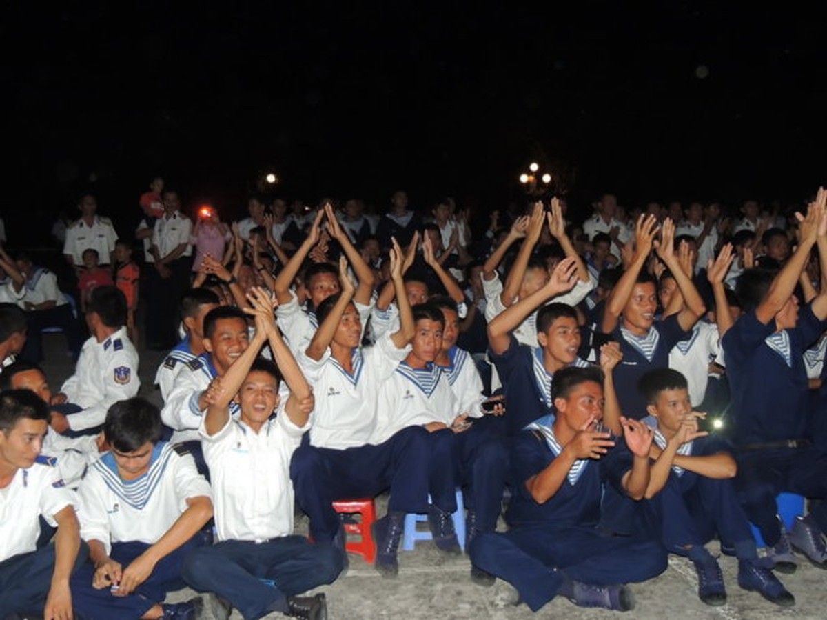 Sinh viên Cần Thơ giao lưu với chiến sĩ Vùng 5 Hải quân