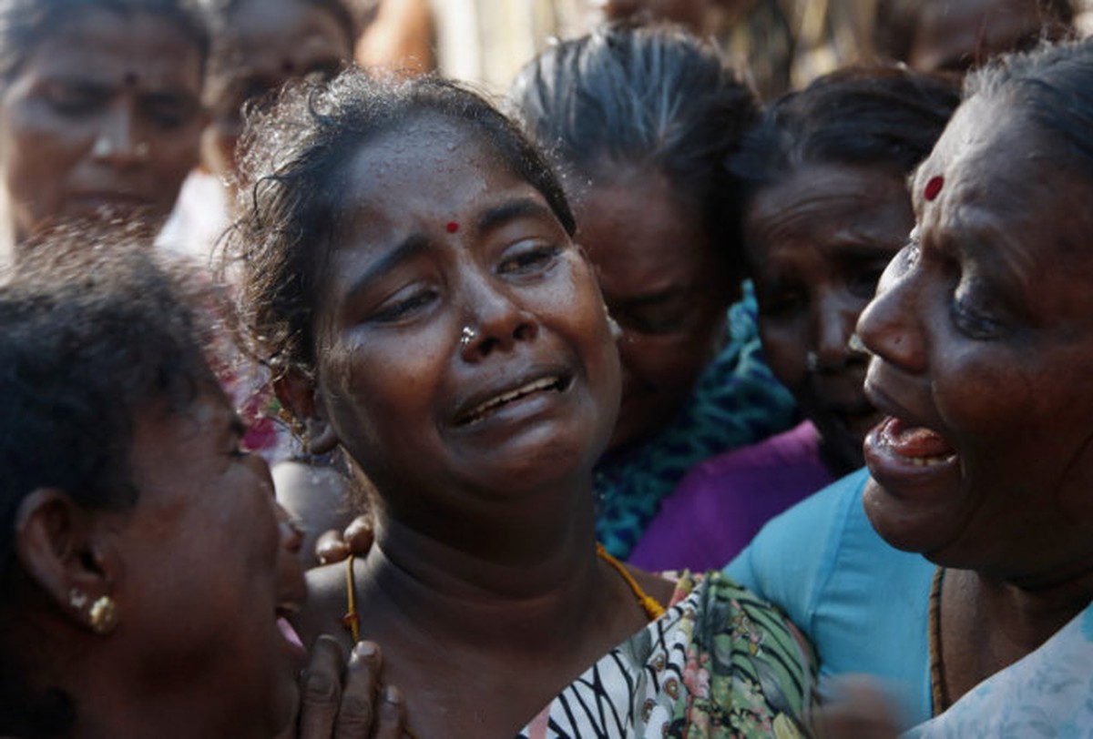 102 người chết vì rượu lậu, Ấn Độ đình chỉ 8 cảnh sát