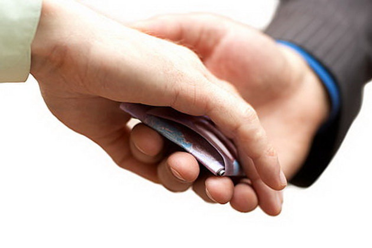 Phí “gầm bàn” khiến các nhà đầu tư Nhật Bản ái ngại