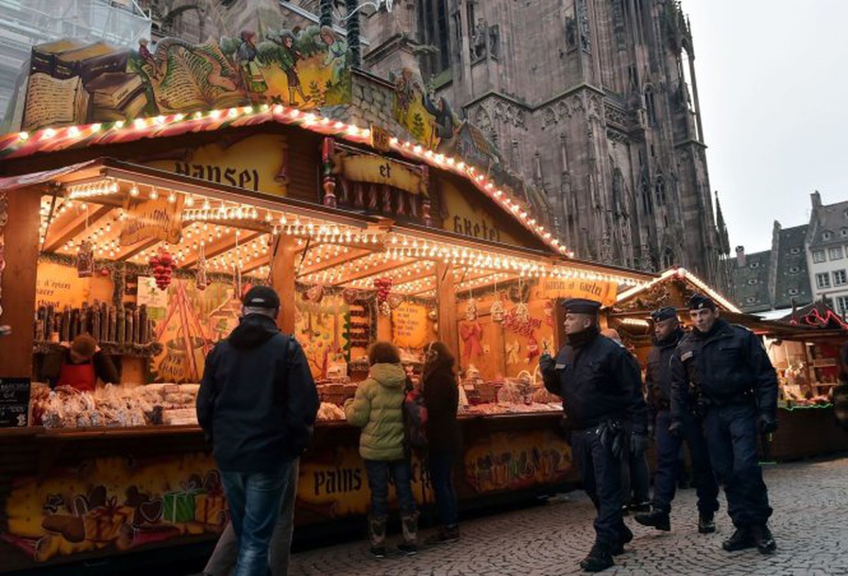 Dạo chợ Giáng sinh Strasbourg cùng... cảnh sát