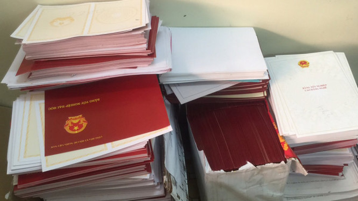 Triệt phá đường dây sản xuất hàng ngàn bằng cấp giả