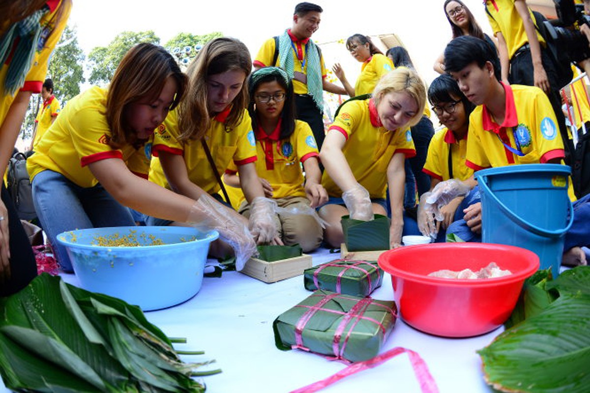 Bạn trẻ san sẻ tết với những mảnh đời khó khăn