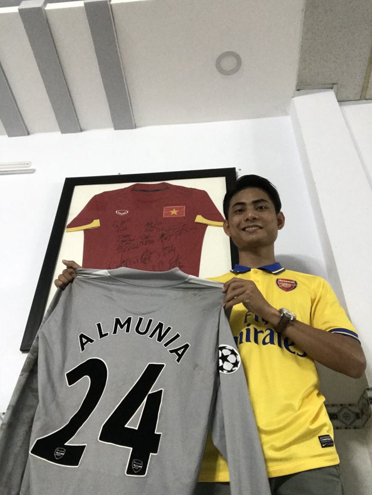 Bình và chiếc áo của thủ môn Almunia - Tuổi Trẻ Online