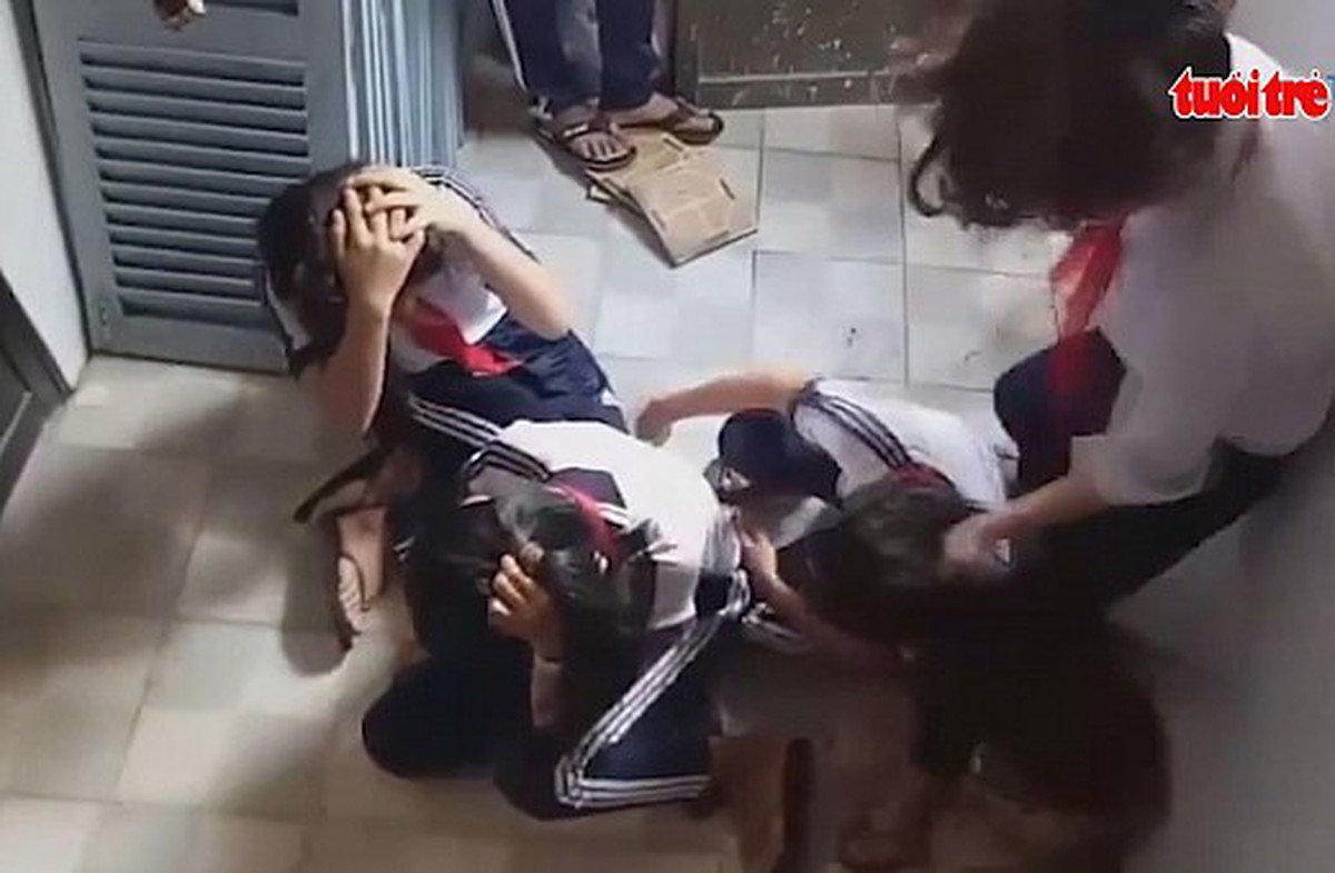 Xôn xao clip 3 nữ sinh lớp 7 bị đánh ở Kiên Giang - Tuổi Trẻ Online