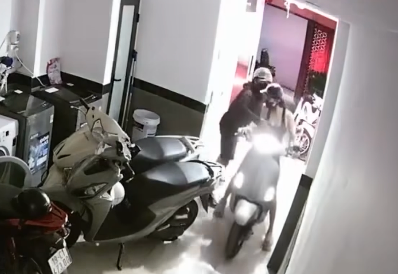 Cô gái bị sàm sỡ, cướp túi xách khi đang đi xe vào chung cư mini