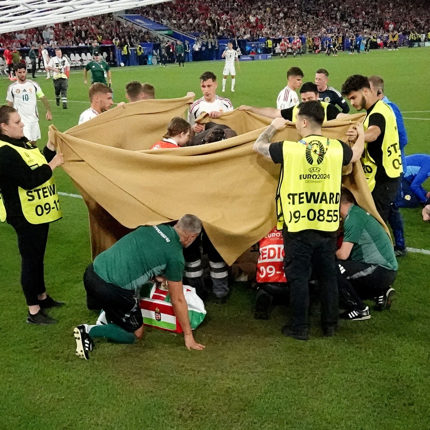 Euro 2024: Tiền đạo Hungary bất tỉnh sau cú va chạm với thủ môn Scotland
