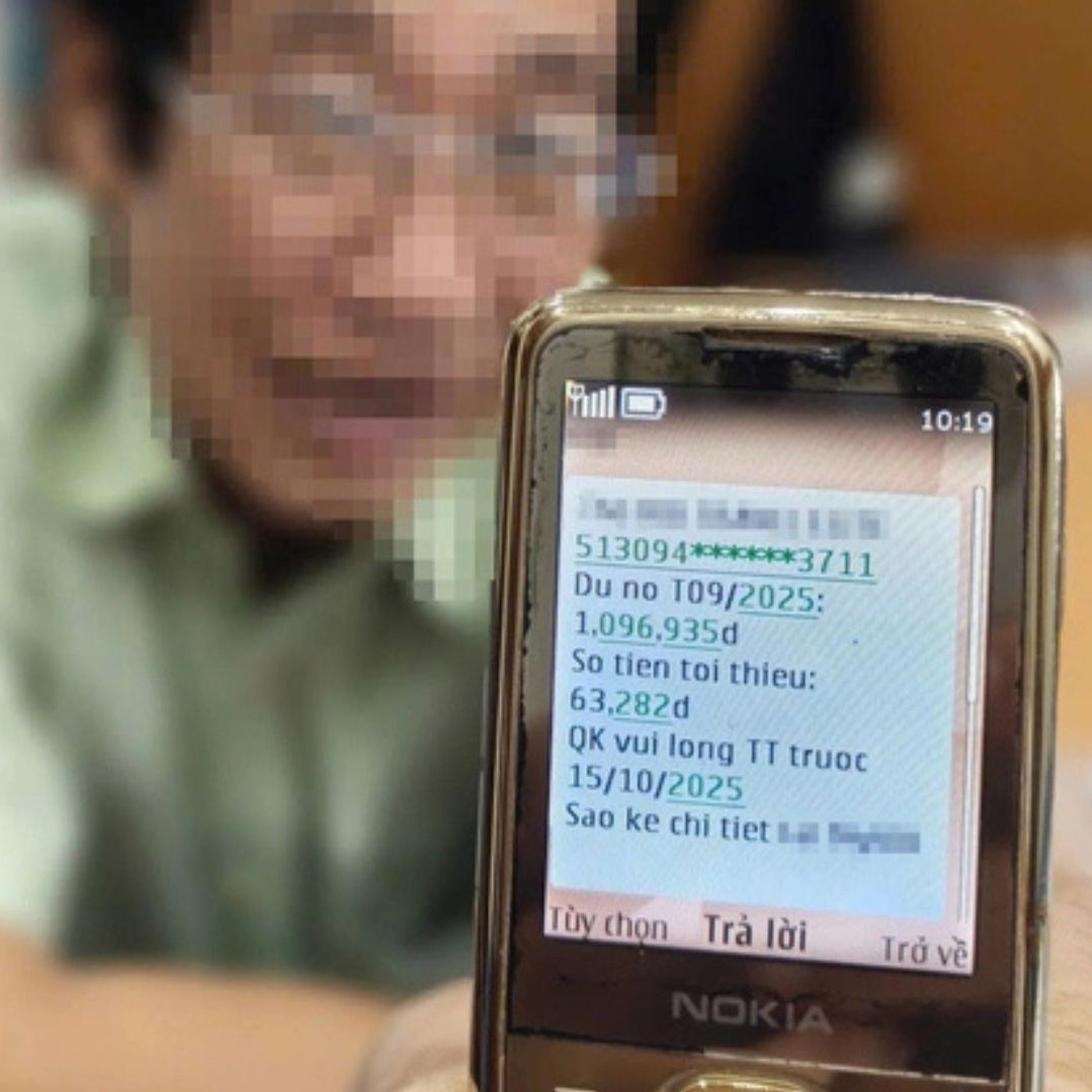 Chậm trả 8.800 đồng phí SMS bị ngân hàng tính lãi hơn 1 triệu: Quá vô lý!
