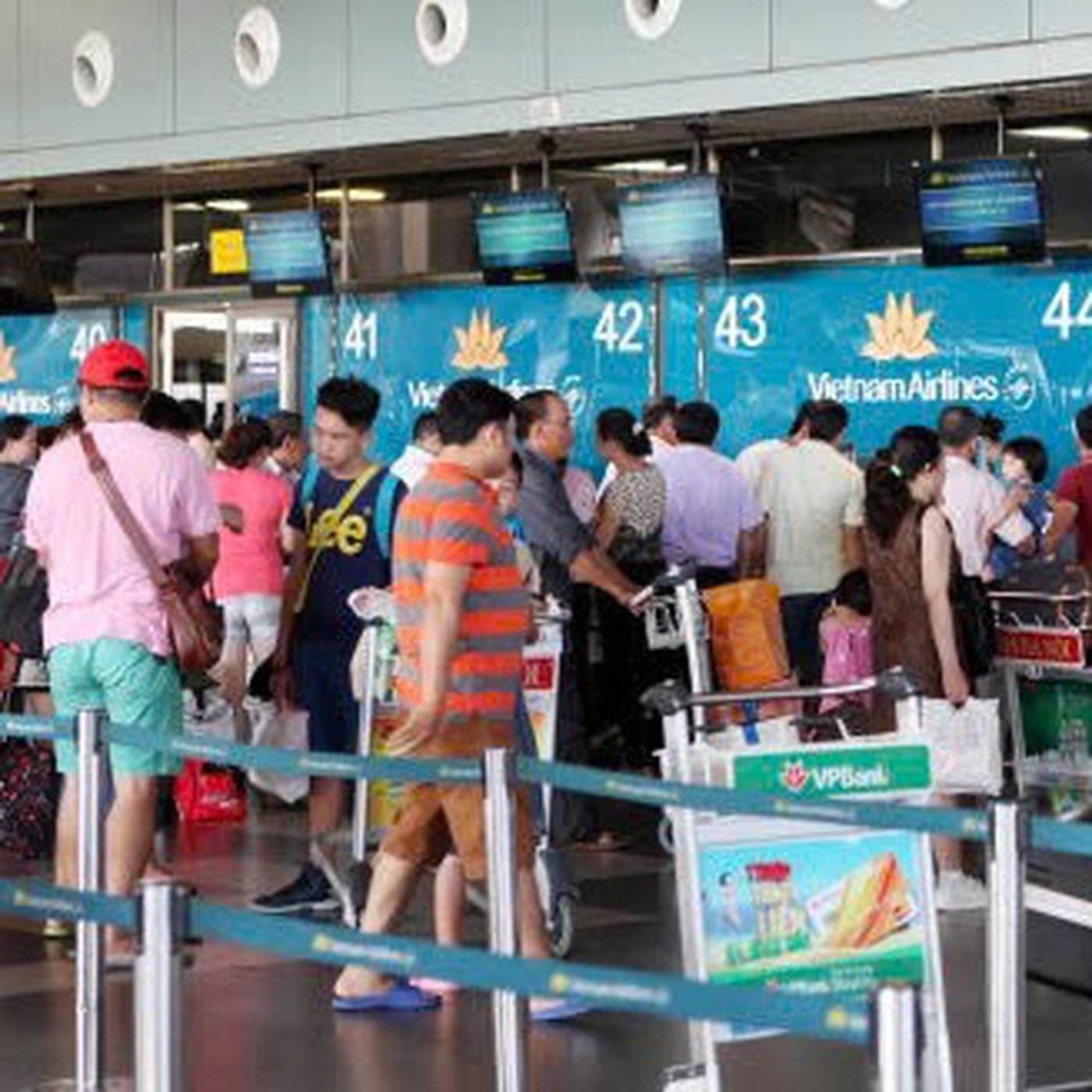 Vietnam Airlines thu phí hành lý xách tay quá cước ngay cửa ra máy bay từ ngày 3-11 Vietnam Airlines thu phí hành lý xách tay quá cước ngay cửa ra máy bay từ ngày 3-11