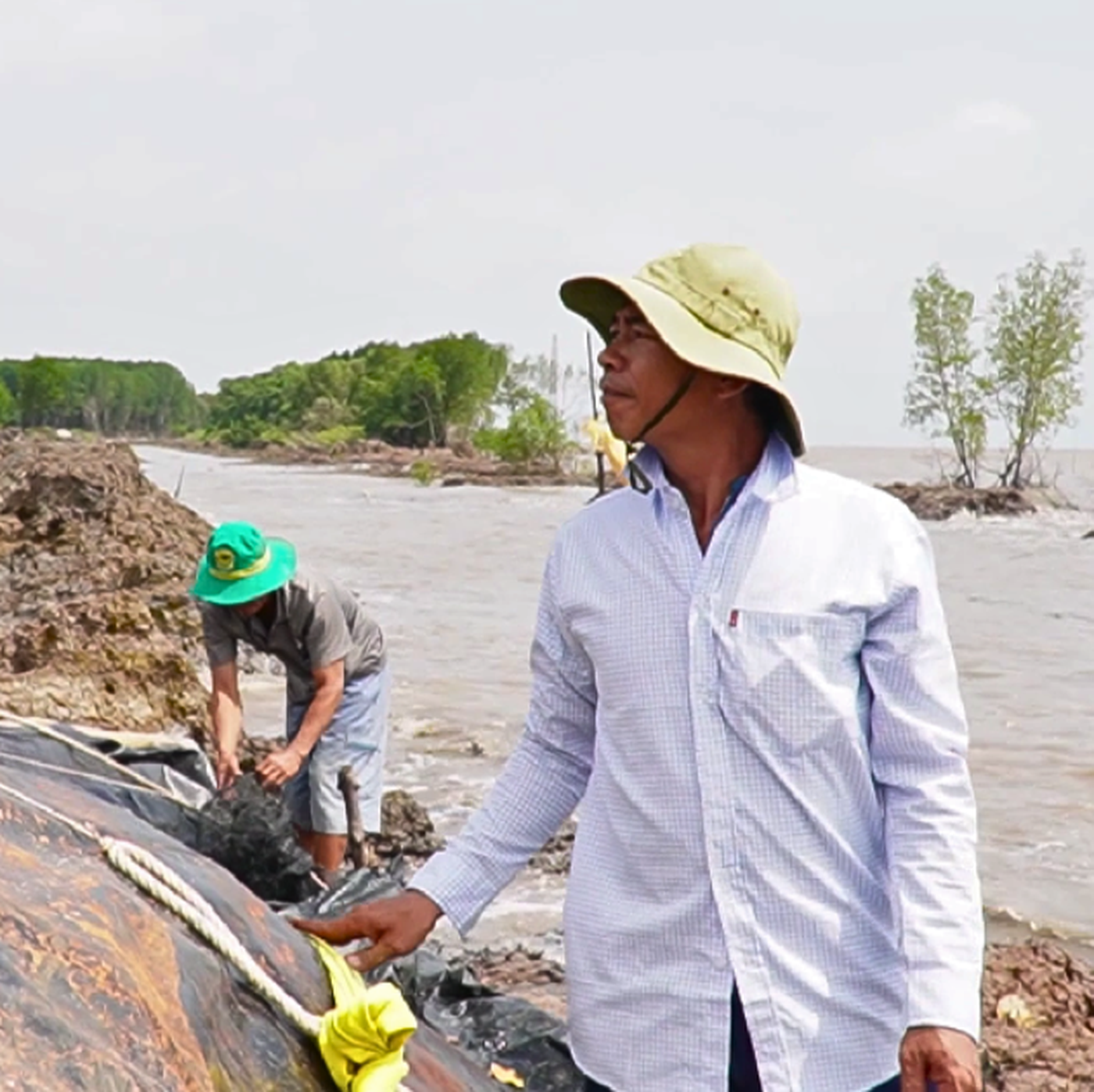 Người dân nói cáp ngầm điện gió làm dở dang khiến sạt lở thêm trầm trọng, lãnh đạo xã lên tiếng