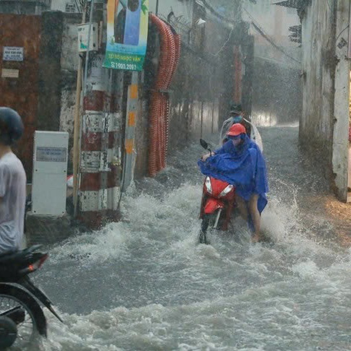 Chủ động hạ mực nước các hồ thủy điện, thủy lợi để ứng phó bão số 15