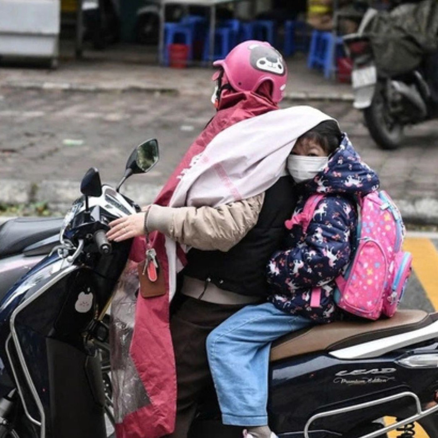 Trường học ở Hà Nội thu 12.000 đồng/giờ nếu phụ huynh đón con muộn hoặc gửi sớm