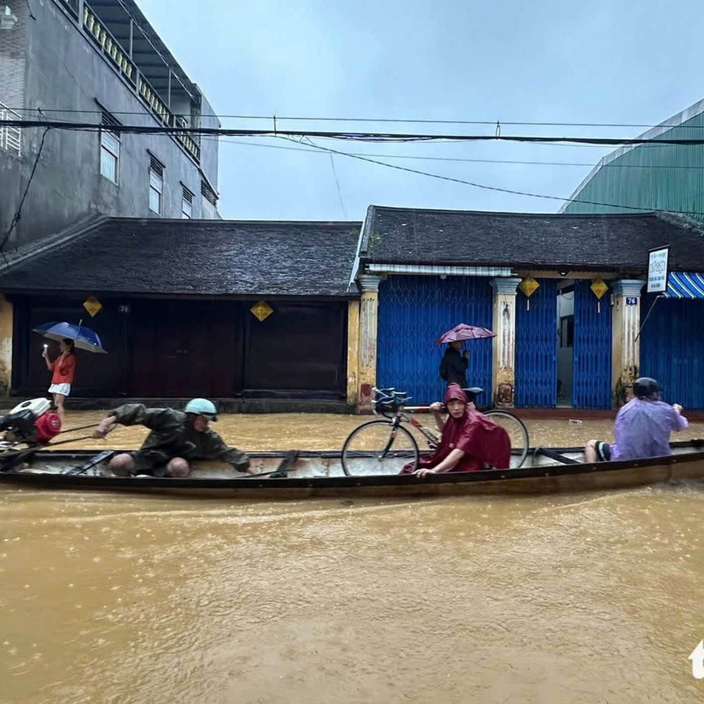 Lũ trên sông ở Huế và Đà Nẵng đang lên nhanh, nhiều nơi có nguy cơ tái ngập lụt