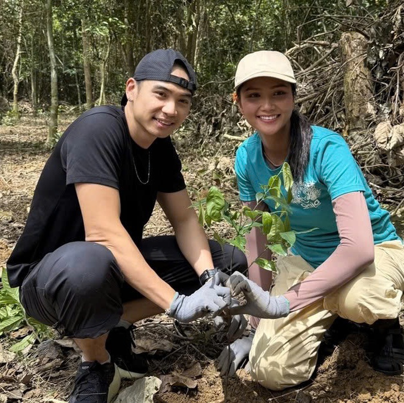 Hoa hậu H’Hen Niê xin lỗi sau clip gây tranh cãi của nhiếp ảnh gia Tuấn Khôi, chồng cô