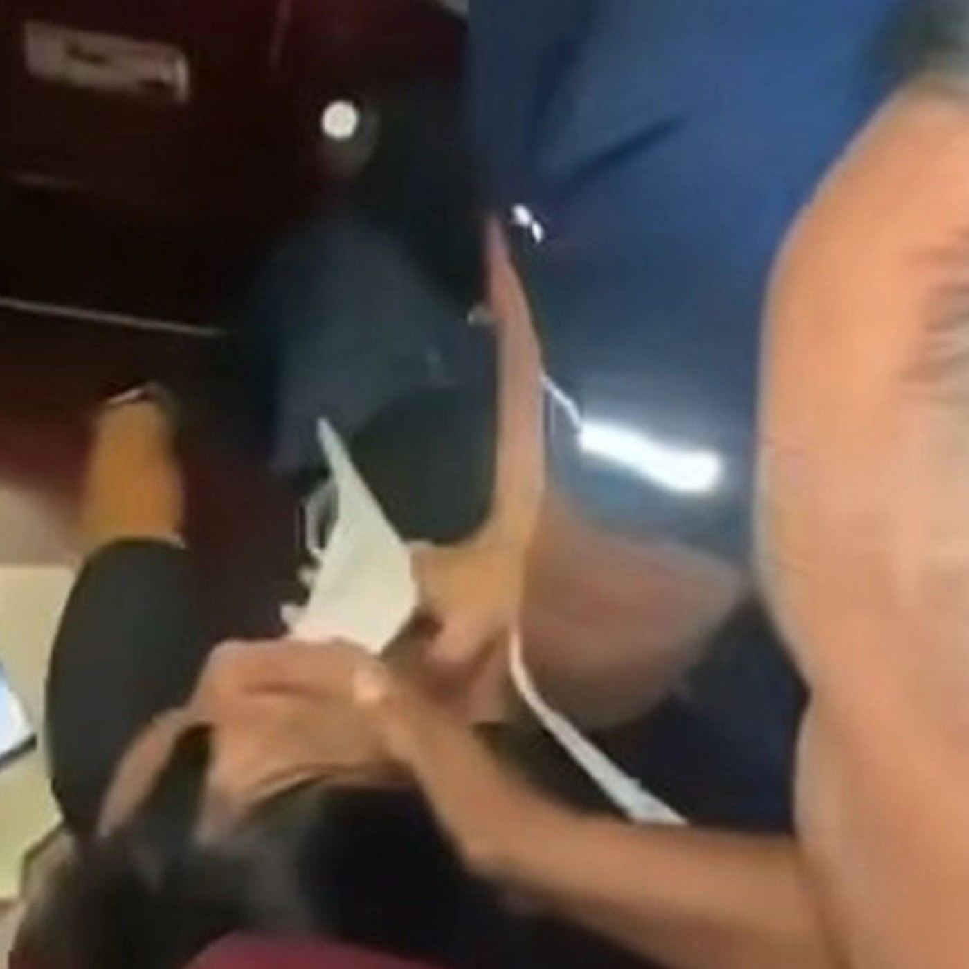 Tài xế và hành khách kể lại giây phút cứu người đàn ông ngưng tim trên xe khách