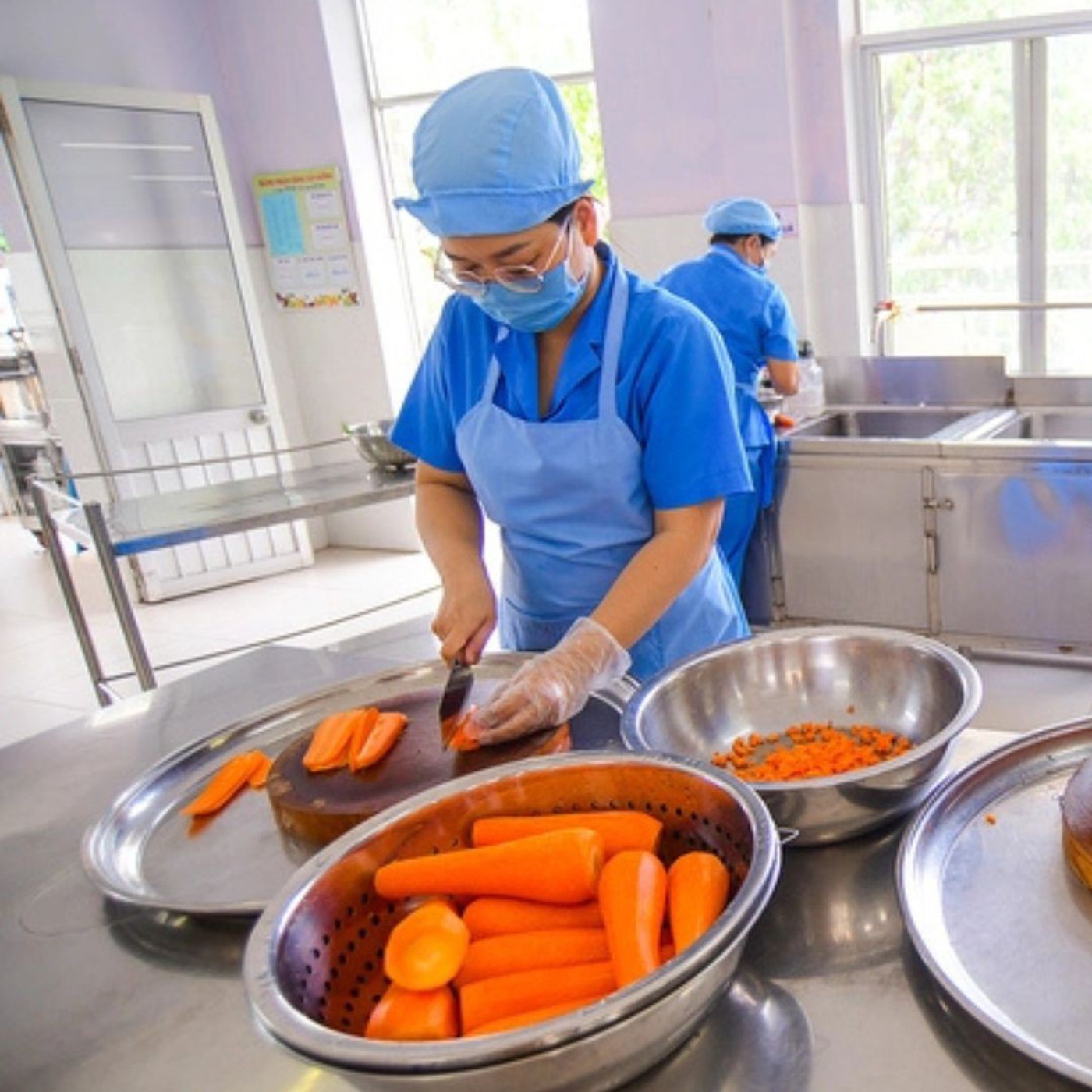 Người đứng đầu bếp ăn tập thể phải chịu trách nhiệm về an toàn thực phẩm