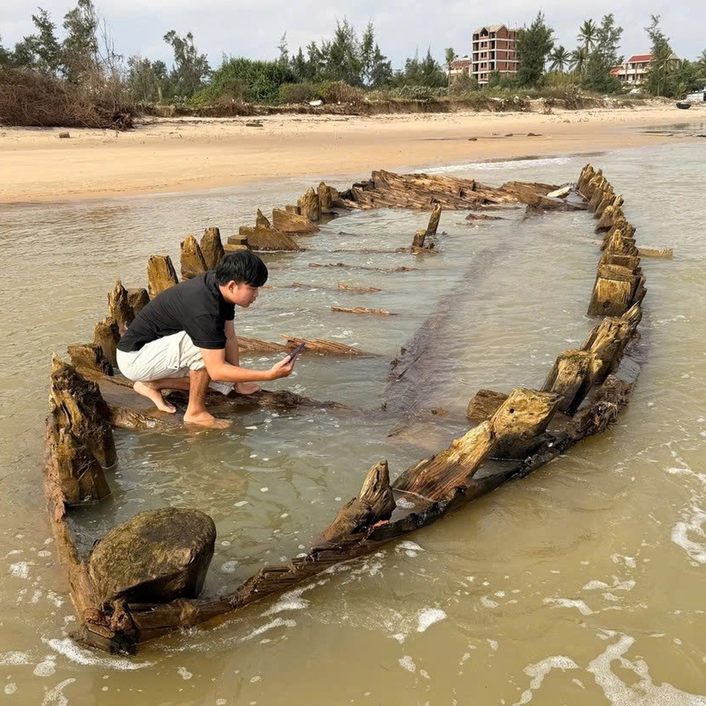 Xác tàu cổ Hội An bất ngờ xuất hiện rồi mất dấu trên bãi cát