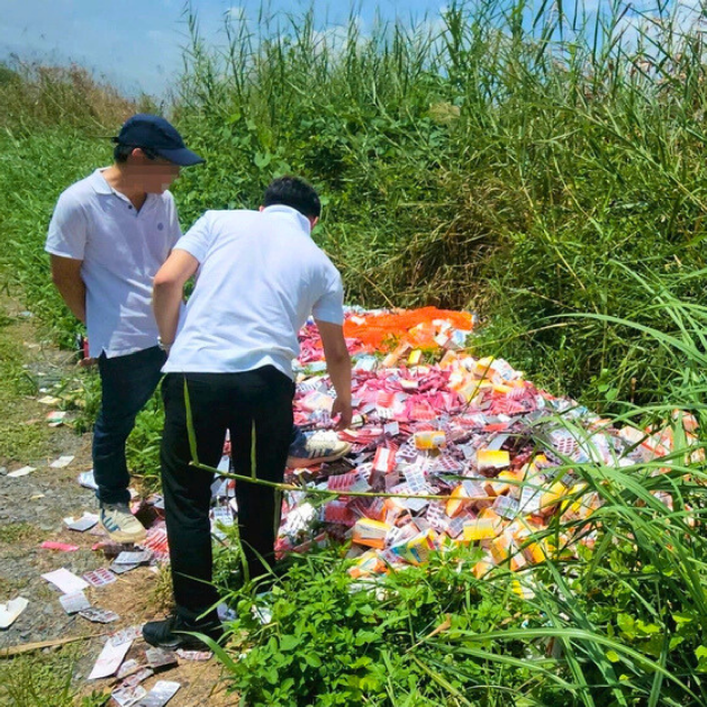 Thực phẩm chức năng bị đổ bỏ ở Bình Chánh từng được bán trên Shopee, Lazada, TikTok...