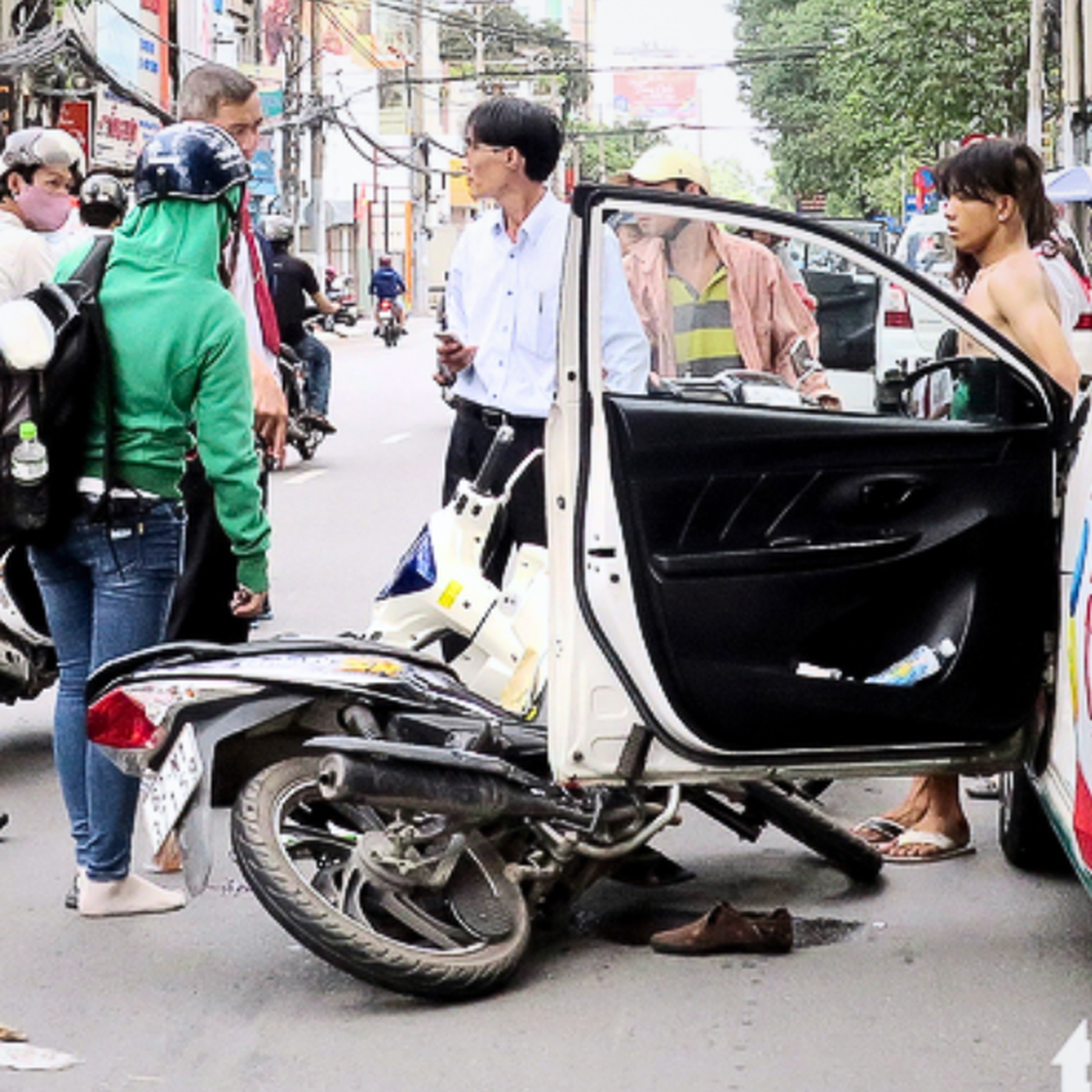 Cần dạy cho người lái ô tô mở cửa xe đúng cách để hạn chế tai nạn