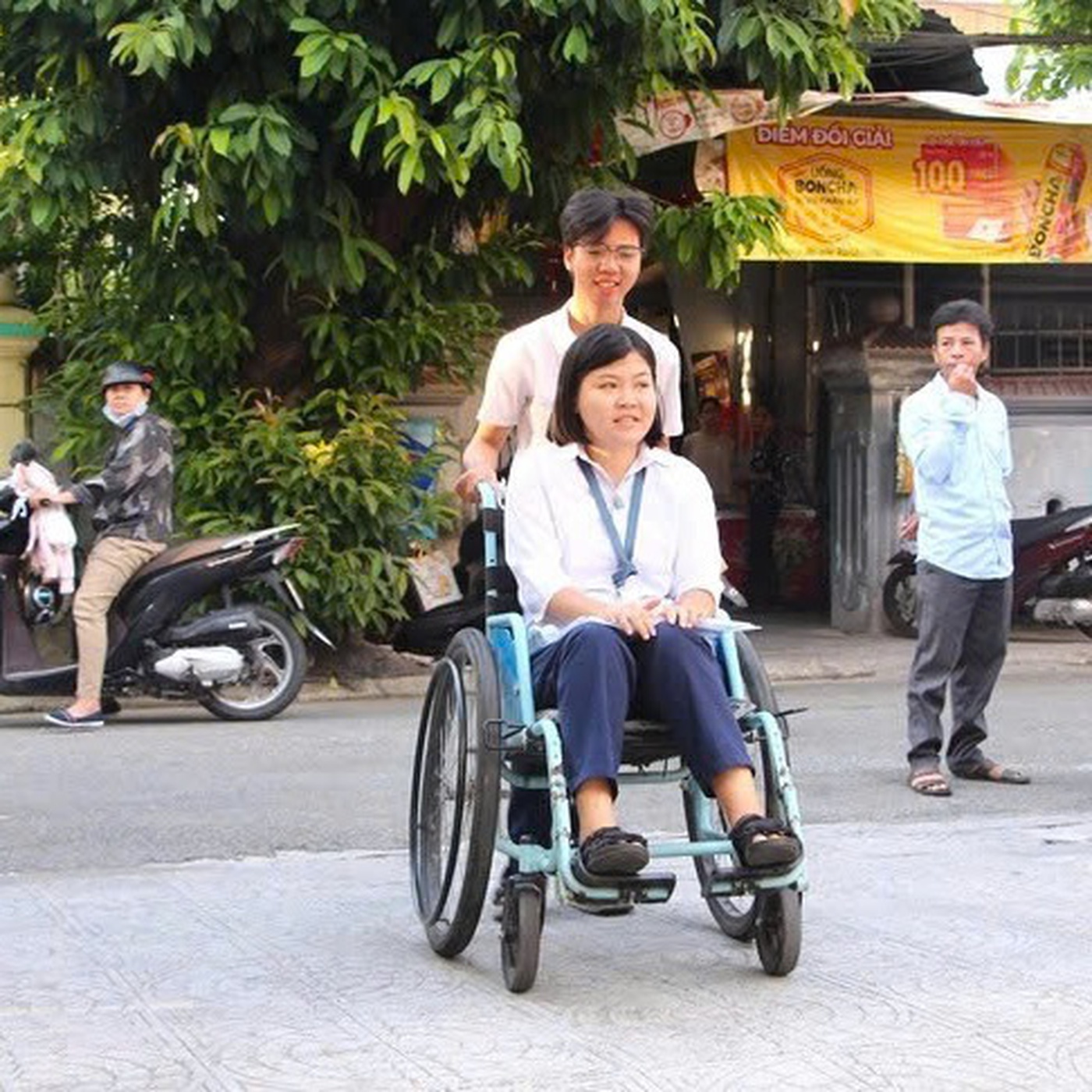 Tình bạn đẹp bên chiếc xe lăn gây xúc động mùa thi tốt nghiệp THPT 2025