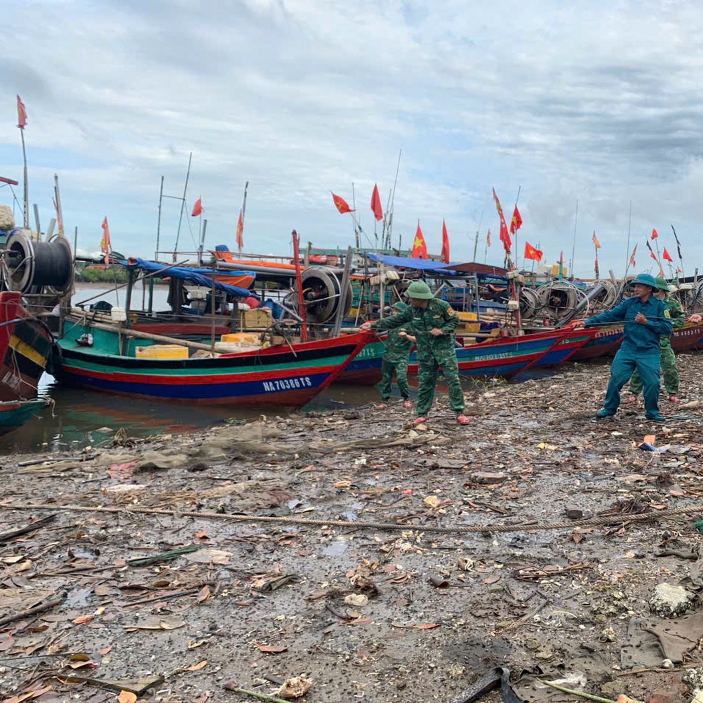 Bão số 5 áp sát miền Trung, ngư dân Hà Tĩnh khẩn trương ứng phó