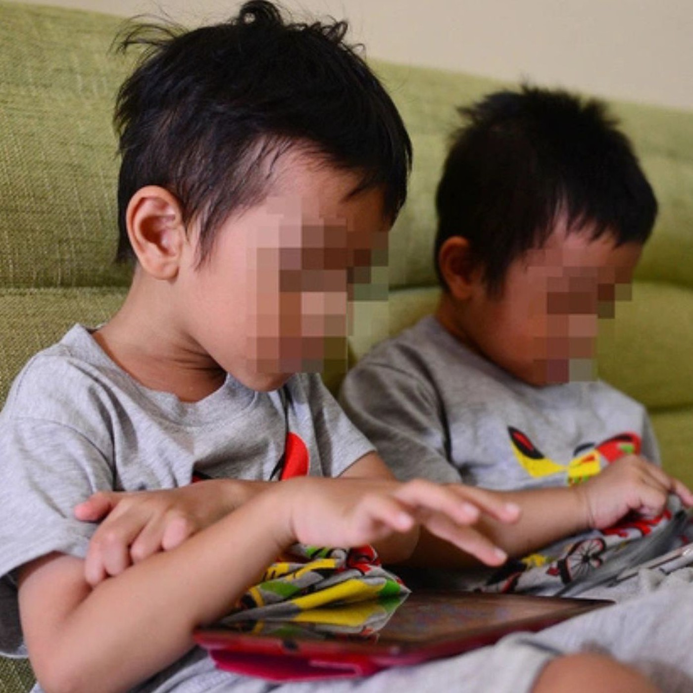 Trẻ em 'nghiện' điện thoại - Kỳ 1: Để trẻ xài điện thoại cho 'đỡ quậy'? Trẻ em 'nghiện' điện thoại - Kỳ 1: Để trẻ xài điện thoại cho 'đỡ quậy'?