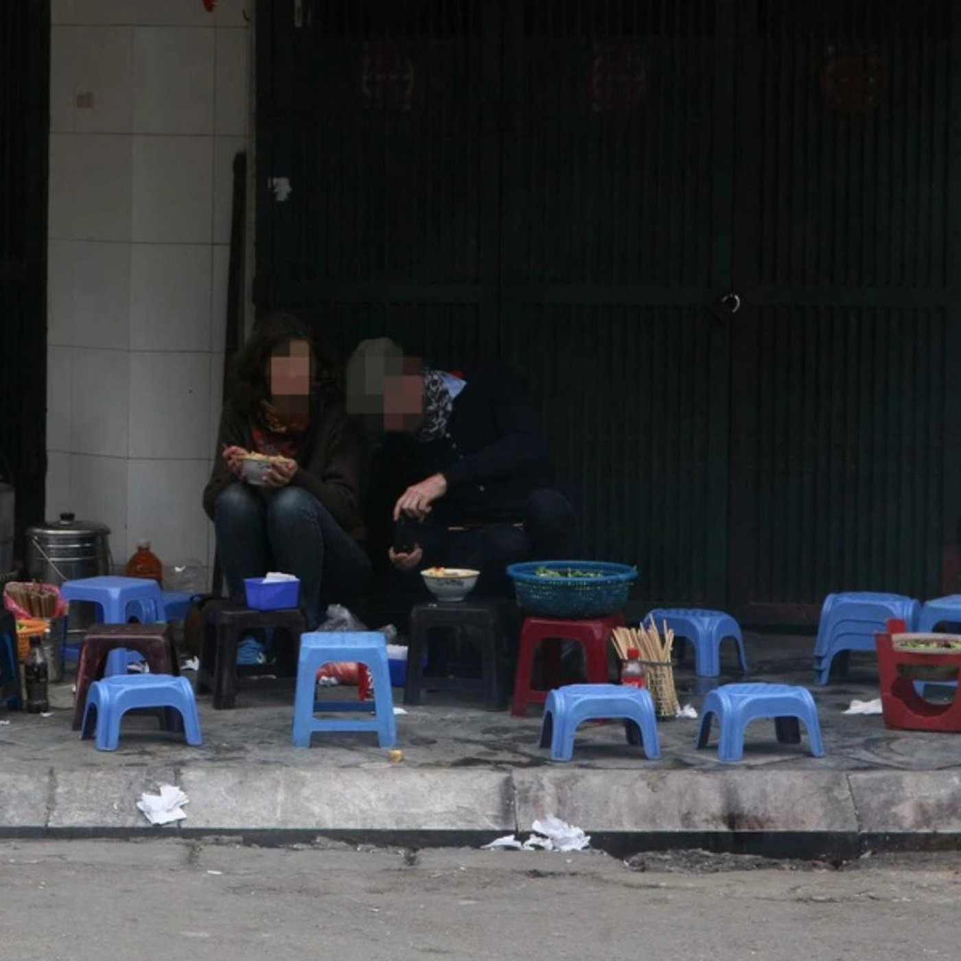 Băn khoăn chuyện đũa mốc, tô chén rửa qua loa ở hàng quán vỉa hè