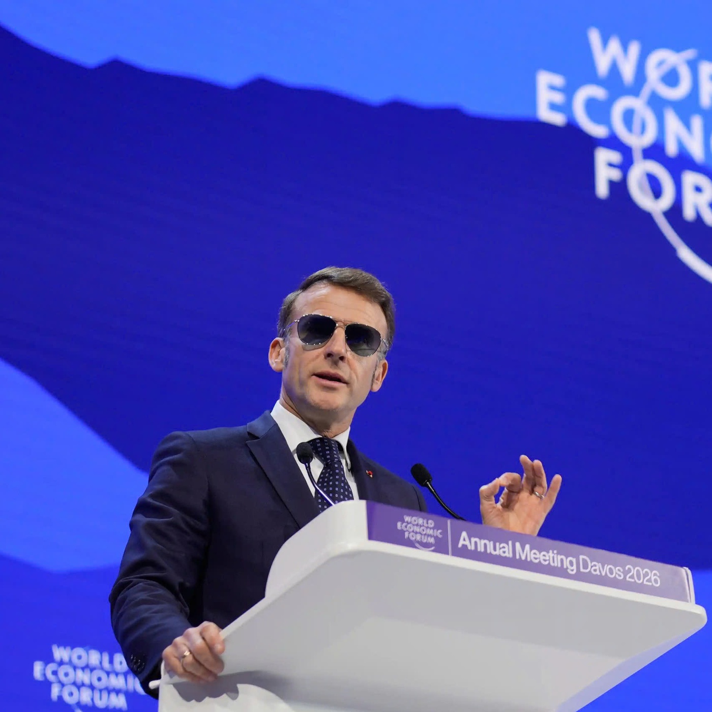 Tổng thống Macron giúp hãng kính Pháp 'nổ đơn' liên tục, sập cả website