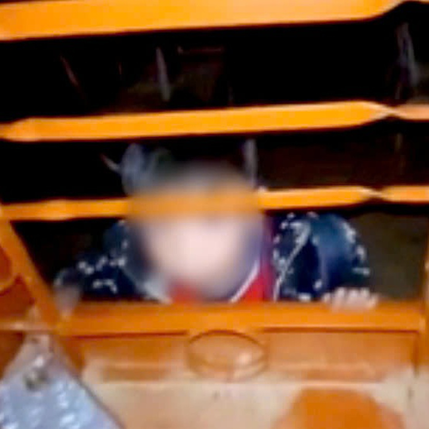 Học sinh lớp 1 bị 'bỏ quên' trong lớp học khóa kín đến tối ở Sơn La