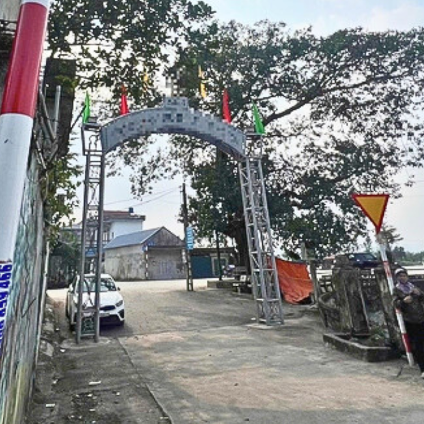 Dân kiện chính quyền xã vì không tháo dỡ cổng chào dựng trái phép