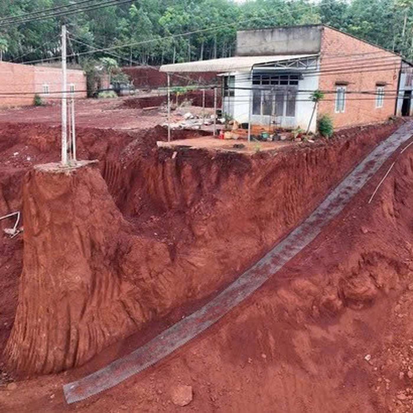 Ban quản lý dự án nói về vụ làm đường khiến nhà dân cheo leo ở Đồng Nai