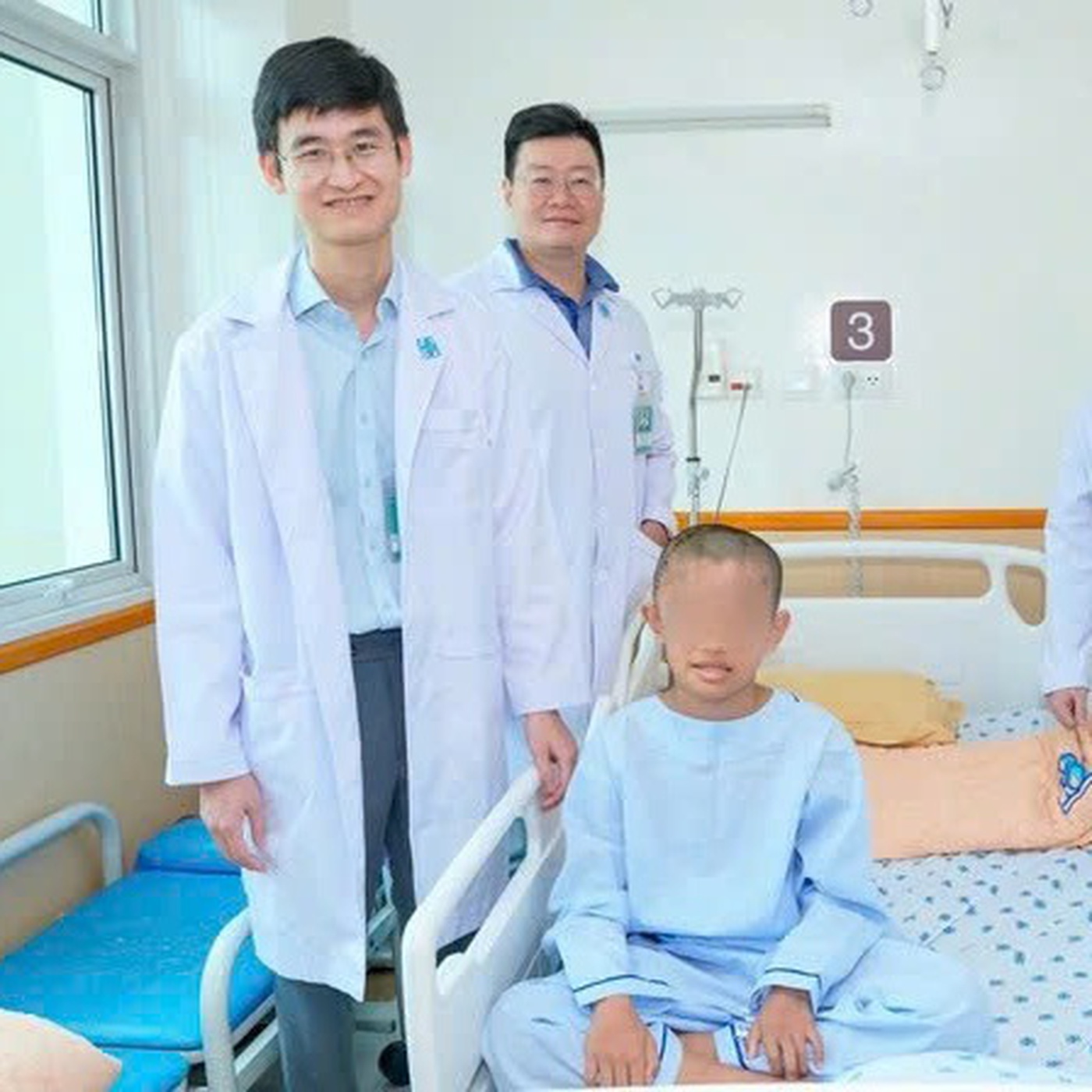 Ca mổ não đặc biệt: Bệnh nhi 12 tuổi đếm số, làm toán trong quá trình phẫu thuật episode artwork