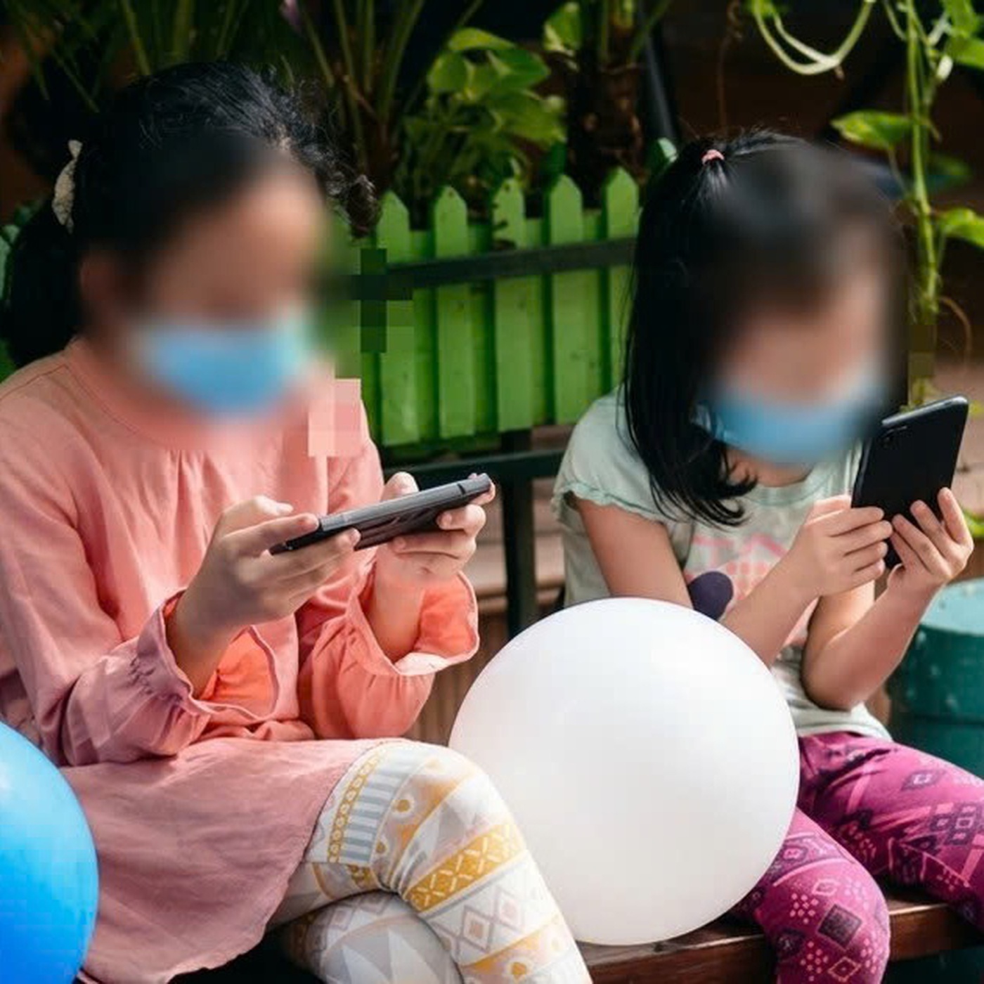 Chuyên gia, phụ huynh nói gì về đề xuất cấm trẻ dưới 16 tuổi bình luận, chia sẻ trên mạng xã hội?