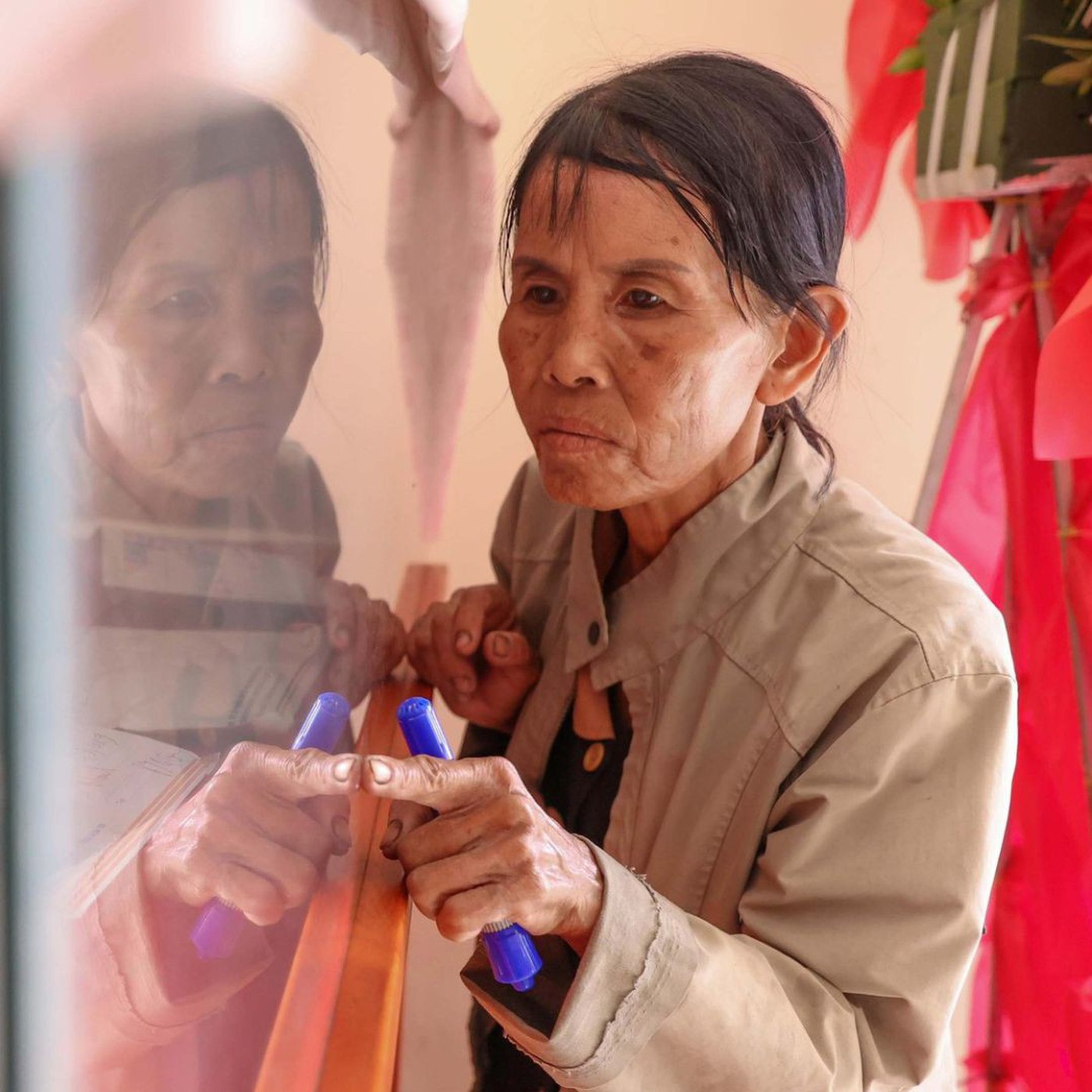 Người phụ nữ dành hơn 44 năm chăm lo từng phần mộ liệt sĩ