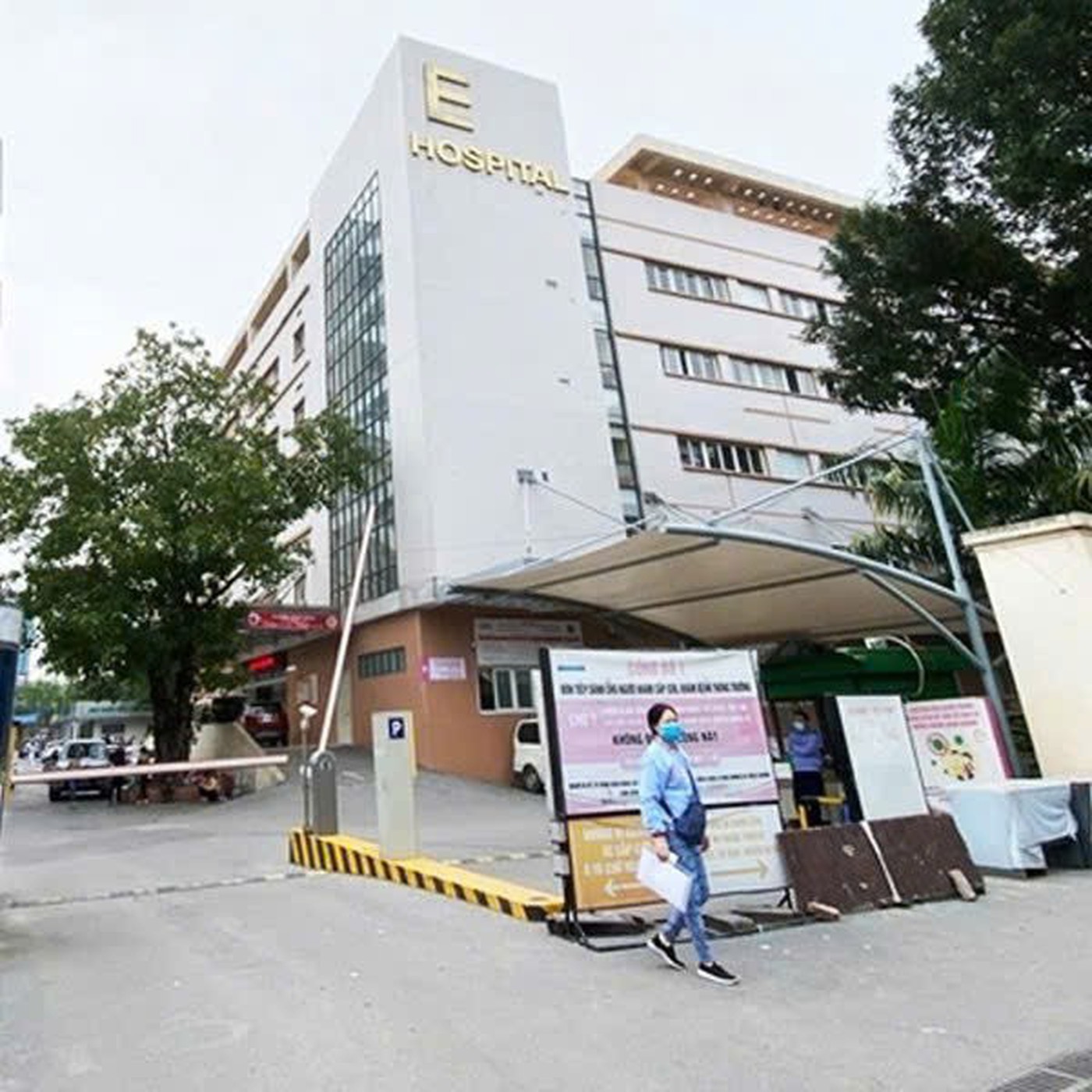 Lãnh đạo Bệnh viện E nói gì về vụ bệnh nhân ung thư 'muốn xạ trị nhanh, phải kẹp tiền vào sổ'?