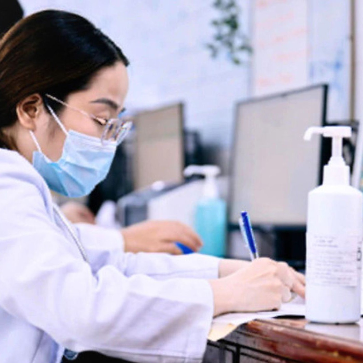 Chuyên gia nêu lý do 'không thể để bác sĩ học 6 năm xong là ra làm bệnh viện'