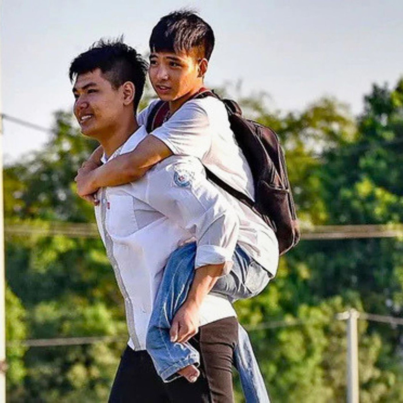 Bác sĩ nội trú Trường đại học Y Hà Nội 10 năm cõng bạn đi học: Cái tâm đi trước cái nghề